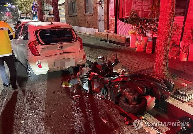 사고 난 오토바이와 승용차 [전북자치도소방본부 제공. 재판매 및 DB 금지]