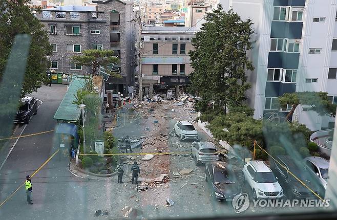 청주 음식점서 LP 가스 폭발…현장 처참 (청주=연합뉴스) 이성민 기자 = 13일 오전 4시께 청주시 흥덕구 봉명동의 한 상가에서 LP 가스가 폭발하는 사고가 발생해 인근 주민 15명이 다쳤다. 사진은 해당 음식점을 마주보고 있는 아파트에서 사고 현장을 촬영한 모습. 2026.4.13 chase_arete@yna.co.kr