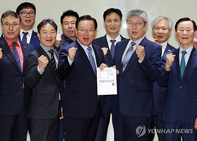 '대구 경제 힘내라' (대구=연합뉴스) 김현태 기자 = 더불어민주당 김부겸 대구시장 예비후보가 13일 대구 달성군 대성하이텍에서 열린 대구중소기업 정책과제집 전달식 및 현장간담회에서 중소기업 관계자들과 대구 경제 발전을 위한 구호를 외치고 있다. 2026.4.13 mtkht@yna.co.kr