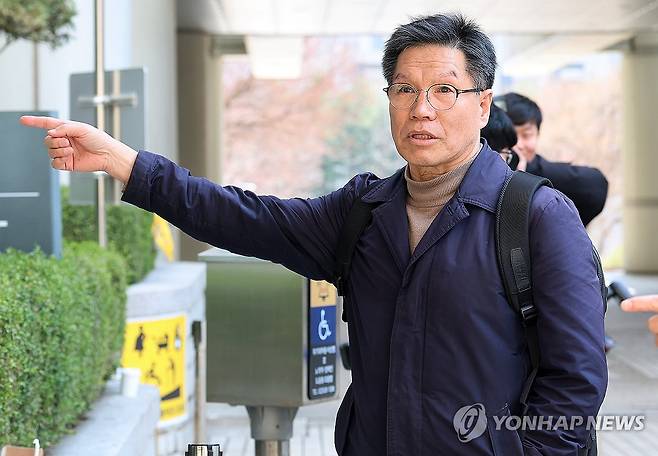 영장심사 출석하는 '위안부 모욕 시위' 단체 대표 (서울=연합뉴스) 서대연 기자 = 일본군 위안부 피해자를 모욕하는 시위를 벌여온 극우 성향 시민단체 위안부법폐지국민행동 김병헌 대표가 20일 서울 서초구 서울중앙지방법원에서 열린 구속 전 피의자 심문(영장실질심사)에 출석하고 있다. 2026.3.20 [공동취재] dwise@yna.co.kr