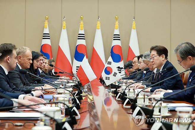 한-폴란드 확대 정상회담 (서울=연합뉴스) 김도훈 기자 = 이재명 대통령과 도날트 투스크 폴란드 총리가 13일 청와대에서 확대 정상회담을 하고 있다. 2026.4.13 superdoo82@yna.co.kr