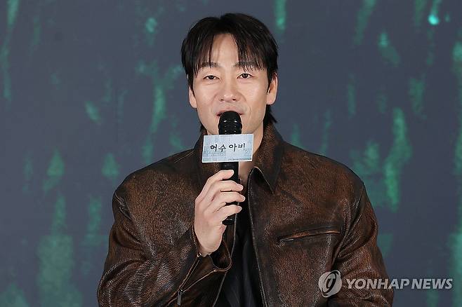 인사말하는 박해수 (서울=연합뉴스) 강민지 기자 = 배우 박해수가 13일 서울 구로구 더세인트에서 열린 ENA 드라마 '허수아비' 제작발표회에서 인사말을 하고 있다. 2026.4.13 mjkang@yna.co.kr