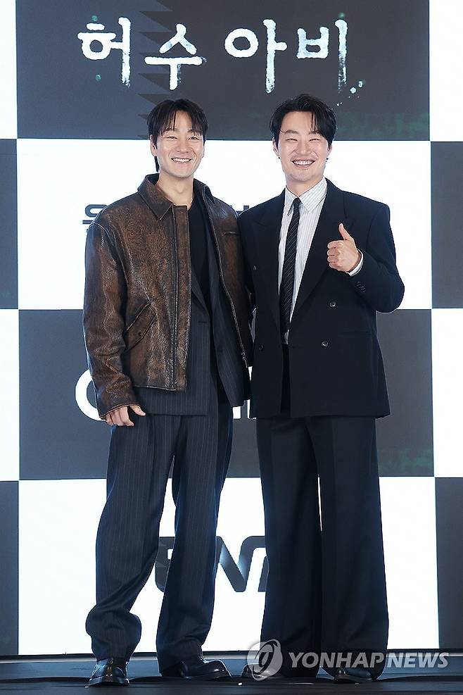 연기 호흡 맞춘 박해수-이희준 (서울=연합뉴스) 강민지 기자 = 배우 박해수(왼쪽), 이희준이 13일 서울 구로구 더세인트에서 열린 ENA 드라마 '허수아비' 제작발표회에서 포즈를 취하고 있다. 2026.4.13 mjkang@yna.co.kr