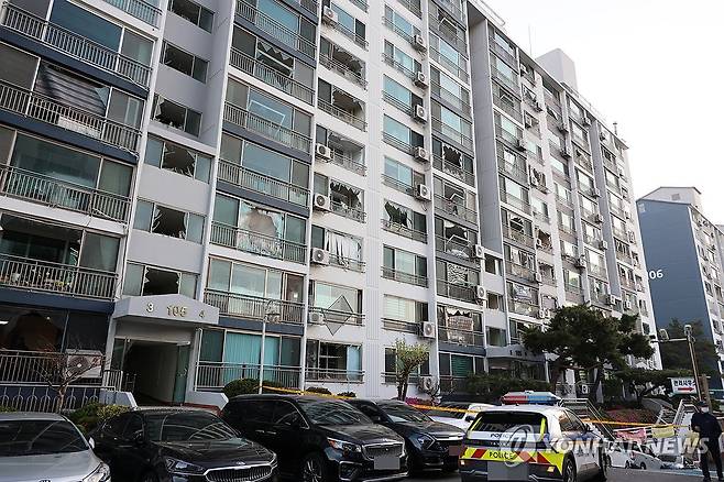 청주 폭발 사고 여파 (청주=연합뉴스) 이성민 기자 = 13일 오전 4시께 청주시 흥덕구 봉명동의 한 상가에서 폭발 사고가 발생해 주변 아파트 창문이 깨져 있다.2026.4.13 chase_arete@yna.co.kr