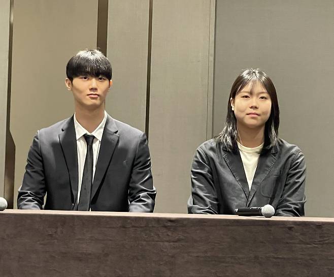 프로배구 영플레이어상을 받은 이우진과 이지윤 [촬영 이대호]