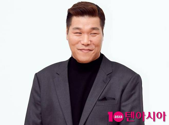 방송인 서장훈이 포즈를 취하고 있다. / 사진=텐아시아 DB