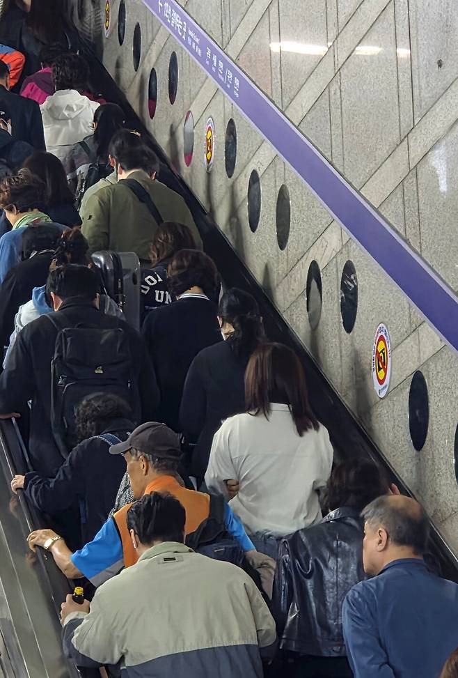 ▲&nbsp;14일 오전 8시쯤 수도권전철 1호선과 인천2호선이 교차하는 주안역사 에스컬레이터가 지하철 탑승을 위해 이동하는 승객들로 꽉 차 있다.&nbsp;/전민영 기자 jmy@incheonilbo.com