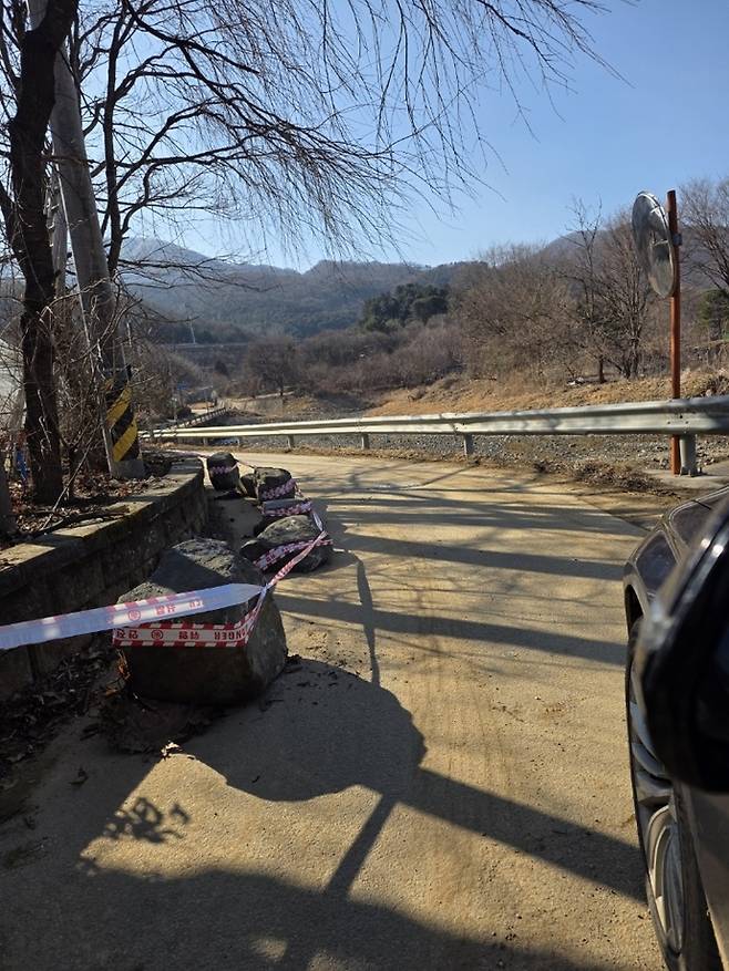 지난달 남양주 수동면 한 마을 도로. 성토 공사 현장으로 입·출입하는 덤프트럭들의 통행을 방해하기 위해 도로 한켠에 커다란 돌덩이들이 깔려 있다. 사진=A건설업체 제공