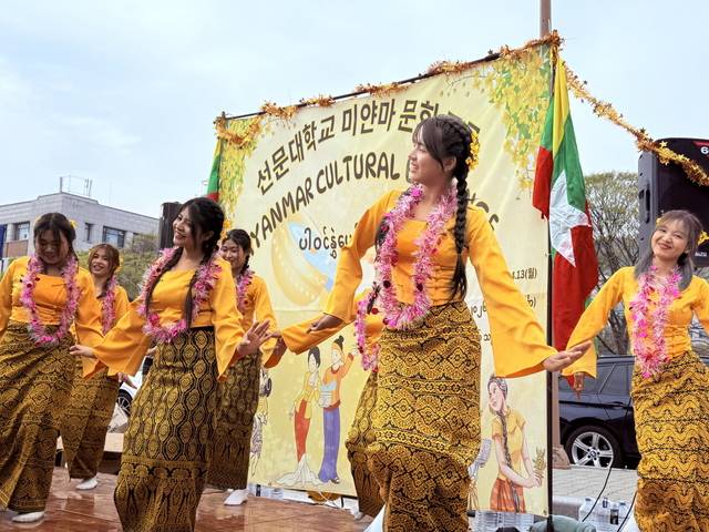 ▲ 물축제에서 유학생들이 미얀마 전통춤을 추고 있다.