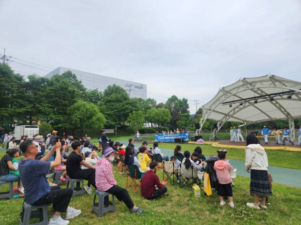 북구 양산호수공원에서 지난해 열린 ‘찾아가는 문화 공연-당신 곁에’ 공연 모습.<광주문화재단 제공>