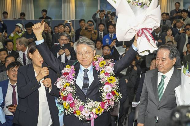14일 더불어민주당 전남광주통합특별시장 후보 결선에서 승리한 민형배 후보가 광주 서구 서창동 자신의 캠프에서 결선 승리를 축하하고 있다. 
 /김진수 기자 jeans@kwangju.co.kr