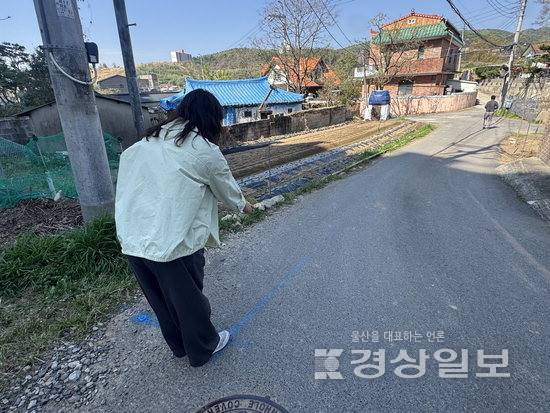 ▲ 울산 북구 천곡동 명성노인전문요양원 진입로 내 사유지를 둘러싸고 요양원과 토지주 간 갈등이 다시 불거지고 있다. 사진의 파란색 표시 구간이 사유지로, 요양원 진입을 위해 해당 도로 이용이 불가피한 상황이다.