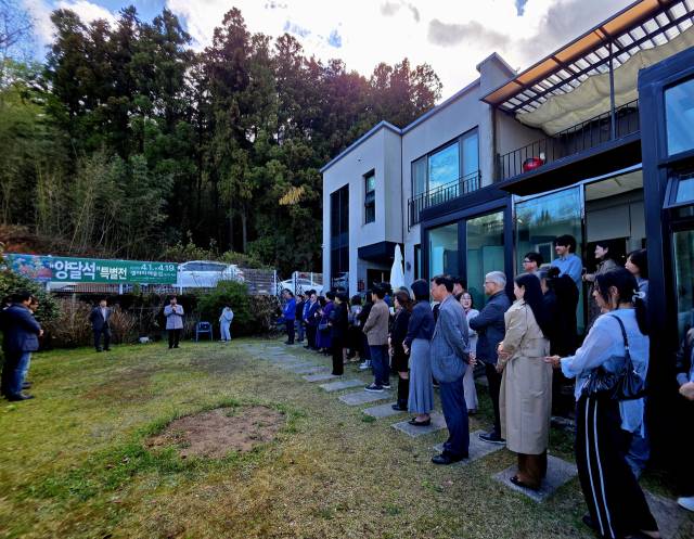 ‘목동과 낙원을 그린 거제 화가, 양달석 특별전’ 개막에 맞춰 지난 4일 경남 거제시 갤러리예술섬에서 열린 ‘예술섬거제협의회’ 창립총회 모습. 갤러리예술섬 제공