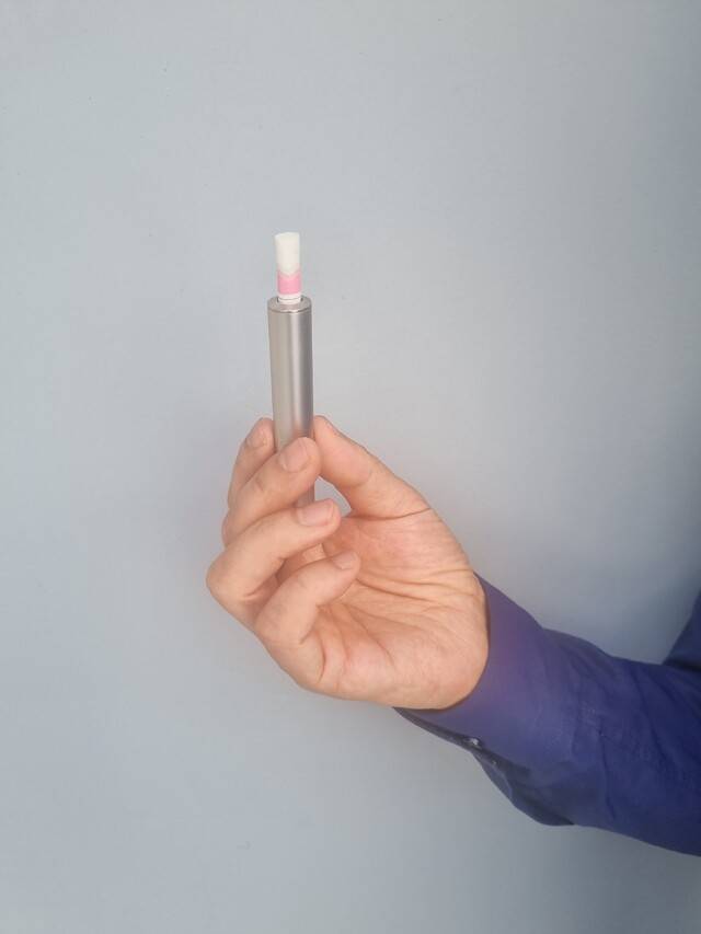 전자담배를 피우기 위해 준비하고 있다.(박성윤 기자)