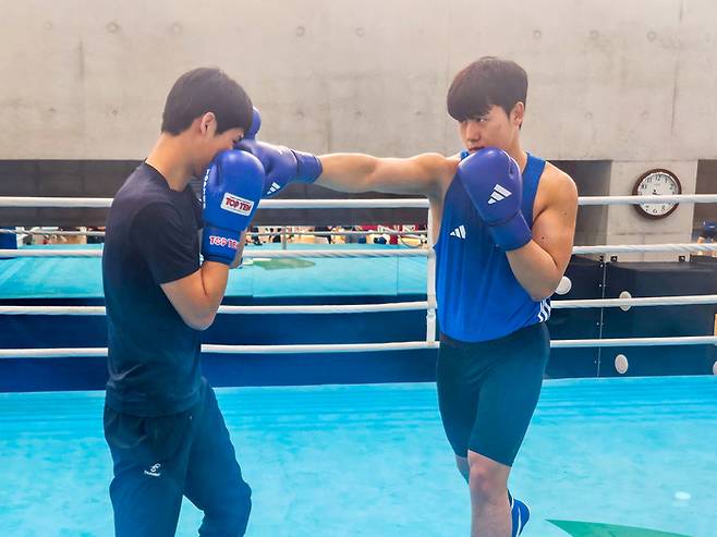 정하늘 선수가 스파링 훈련을 하는 모습. <권기웅 기자>