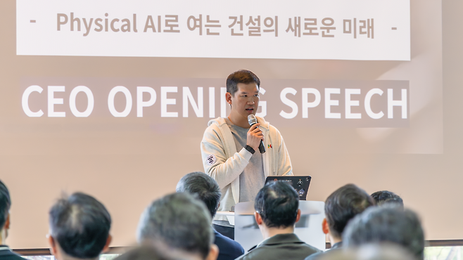 허윤홍 GS건설 대표가 ‘2026년 임원 워크샵’에서 피지컬AI 도입의 속도와 실행력을 강조하고 있다.(사진제공 GS건설)