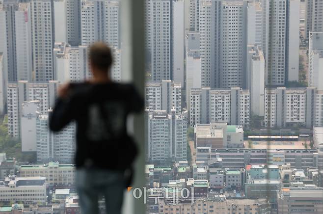 서울 송파구 롯데월드타워에서 바라본 서울의 아파트 전경. 김예연 인턴기자 kimye@