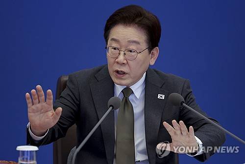 이재명 대통령, 국무회의 발언(서울=연합뉴스) 한상균 기자 = 이재명 대통령이 14일 청와대에서 열린 국무회의 겸 비상경제점검회의에서 발언하고 있다. 2026.4.14 xyz@yna.co.kr