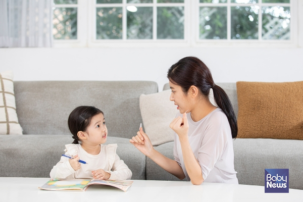 아이에게 가장 필요한 것은 완벽한 반응이 아니라, 흔들리더라도 다시 연결하려는 마음입니다. ⓒ베이비뉴스