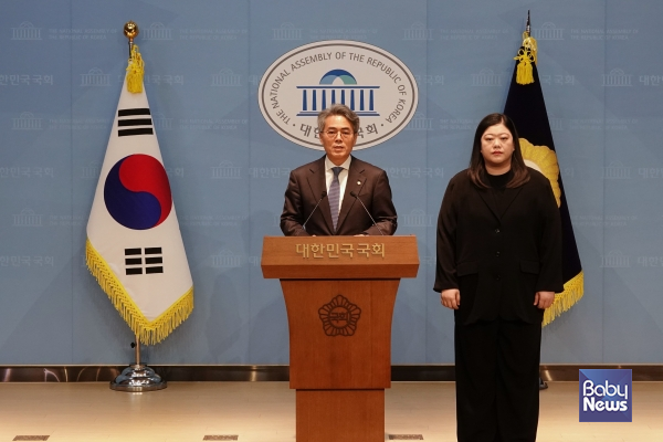김기표 더불어민주당(경기 부천시을) 의원은 14일 국회 소통관에서 기자회견을 열어, 유치원과 어린이집 교직원의 실질적인 휴식권을 보장하고 업무 공백 시 대체인력 배치를 의무화하는 「유아교육법」 및 「영유아보육법」 일부 개정법률안을 대표발의했다고 밝혔다. ⓒ김기표 의원실