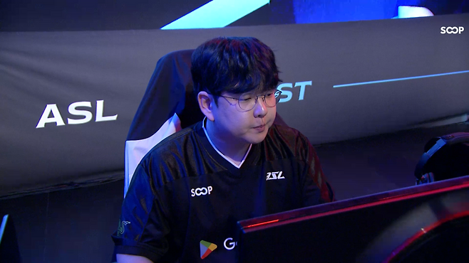 초반 실수를 히드라리스크 병력의 힘으로 만회하며 8강에 합류한 '히어로' 조일장(출처=대회 실황 캡처).