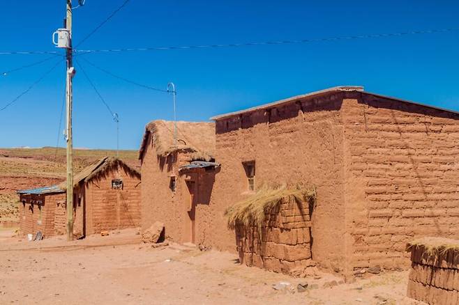 볼리비아 고원 지역의 전통 흙벽 가옥은 틈이 많아 흡혈 곤충이 서식하기 쉬운 환경으로 알려져 있다. 샤가스병은 이런 주거 조건과 밀접하게 연결되는 감염병이다. 사진=게티이미지뱅크