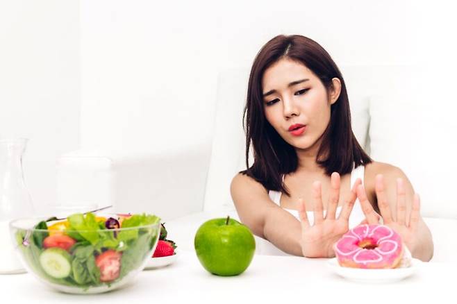 건강식과 고열량 식품 사이의 선택은 식습관뿐 아니라 기분 상태와도 연결될 수 있다. 사진=게티이미지뱅크