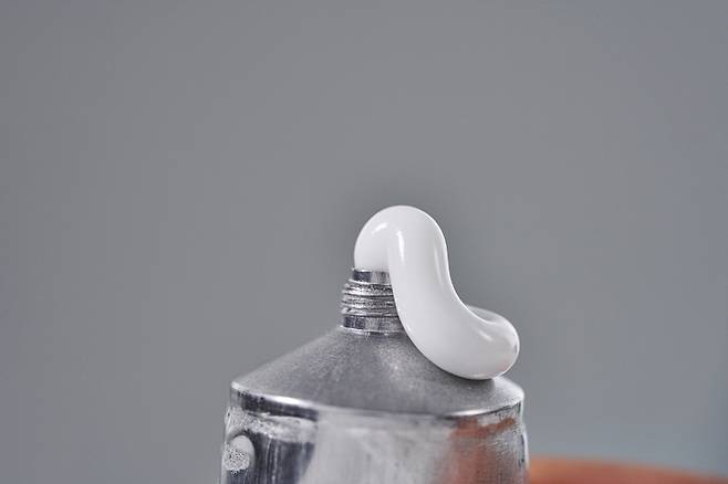 핸드크림은 얼룩을 지우고 코팅하는 역할을 할 수 있다. 사진=게티이미지뱅크