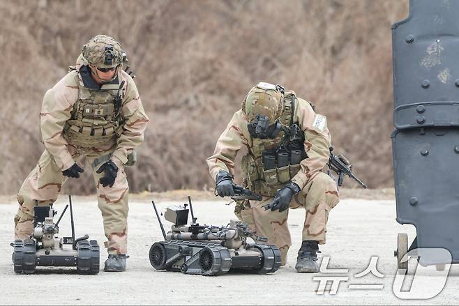 지난해 한미연합 '자유의방패'(Freedom Shield·FS) 연습 일환으로 열린 ‘연합 WMD 제거작전 훈련’에서 주한미군 장병들이 군사용 로봇 '팩봇'을 준비하는 모습. 2025.3.12 ⓒ 뉴스1 (육군 제공. 재판매 및 DB 금지)