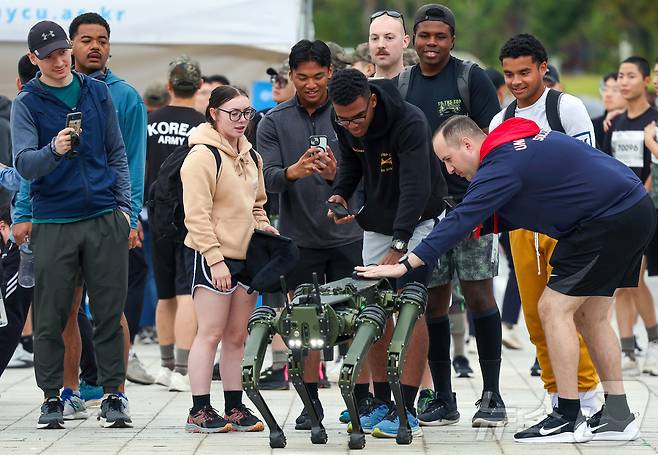 지난 2024년 '건군 76주년 기념 제20회 전우마라톤 대회'를 찾은 주한미군 장병들이 사족보행 로봇을 살펴보는 모습. 2024.10.6 ⓒ 뉴스1 박지혜 기자 (국방일보 제공)