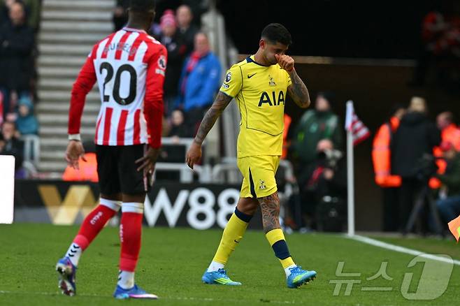 무릎 부상을 당한 토트넘의 크리스티안 로메로. ⓒ AFP=뉴스1