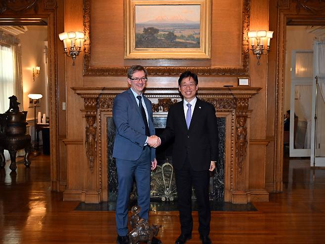 오태석 우주항공청장(오른쪽)이 존 톰슨 미국 국무부 차관보 대행과 기념촬영을 하고 있다.(우주청 제공)