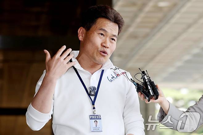 전한길 한국사 강사 출신 보수 유튜버가 13일 사전 구속영장 청구와 관련한 조사를 앞두고 서울 서초구 서울중앙지검 앞에서 입장을 밝히고 있다. 전 씨는 이재명 대통령과 이준석 개혁신당 대표에 대한 명예훼손 혐의를 받는다. 2026.4.13 ⓒ 뉴스1 조연우 인턴기자
