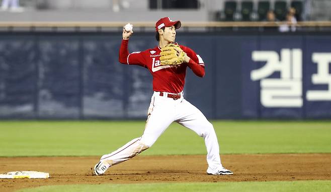 SSG 안상현이 11일 서울 잠실구장에서 열린 2026 KBO리그 정규시즌 LG전에서 수비하고 있다. 시진 | SSG 랜더스