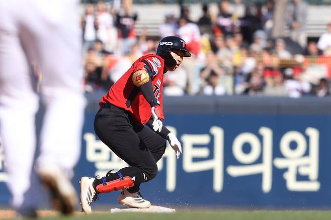 KIA 박재현이 5일 광주-기아 챔피언스 필드에서 열린 2026 KBO리그 정규시즌 NC와 경기에서 2루타를 때린 후 출루하고 있다. 사진 | KIA 타이거즈