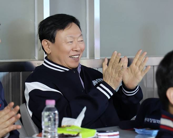 롯데 신동빈 구단주가 14일 서울 잠실구장에서 열린 2026 KBO리그 정규시즌 롯데-LG전을 현장에서 지켜보고 있다. 사진 | 롯데 자이언츠