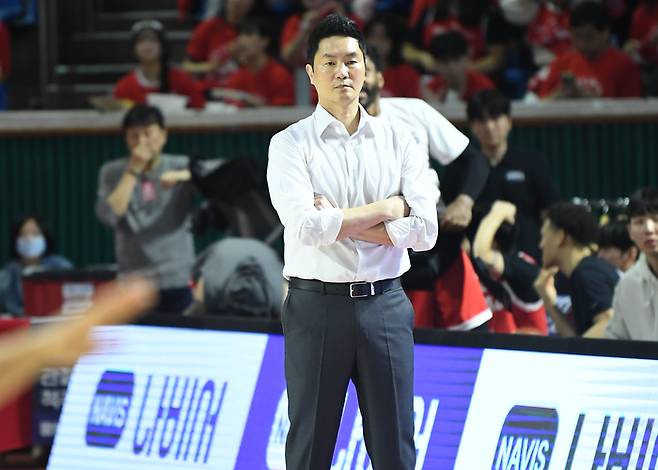 SK 전희철 감독이 14일 잠실학생체육관에서 열린 2025~2026 LG전자 프로농구 정규리그 소노와 경기에서 선수들 플레이를 지켜보고 있다. 사진 | KBL