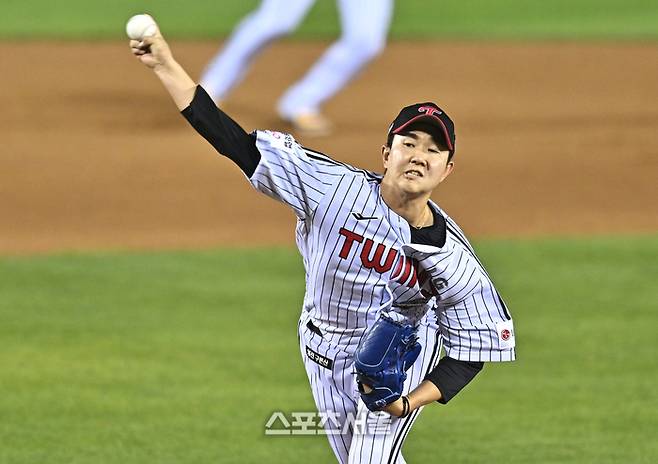 LG 유영찬이 14일 서울 잠실구장에서 열린 2026 KBO리그 롯데전에서 역투하고 있다. 잠실 | 최승섭기자 thunder@sportsseoul.com