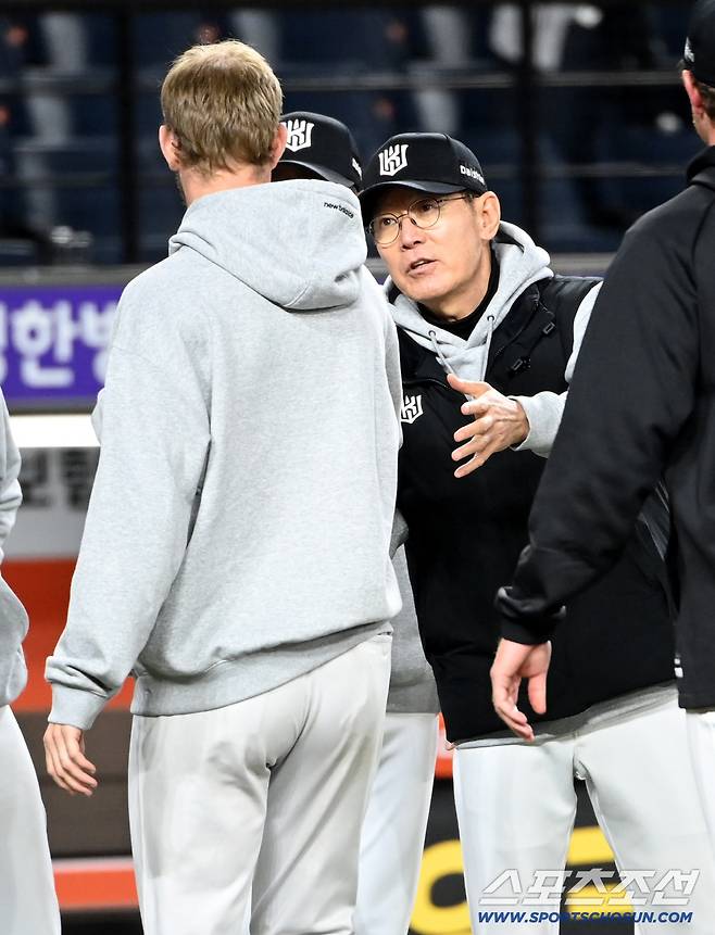 31일 대전한화생명볼파크에서 열린 KT와 한화의 경기. KT가 9대4로 승리하며 개막 3연승을 달렸다. 승리의 기쁨을 나누는 이강철 감독과 선수들의 모습. 대전=허상욱 기자wook@sportschosun.com