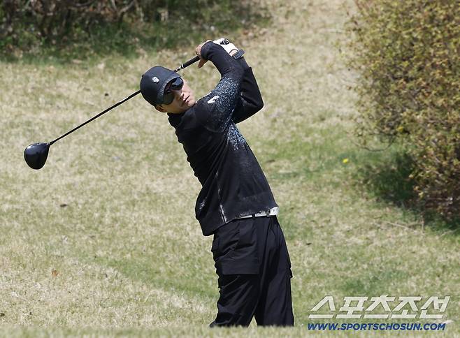 13일 용인 코리아CC에서 '2026 축구인 골프대회'가 열렸다. 티샷을 하고 있는 이정효 감독. 용인=송정헌 기자songs@sportschosun.com/2026.04.13/