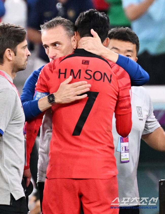 24일 카타르 알라이얀 에듀케이션 시티 스타디움에서 대한민국과 우루과이의 경기가 열렸다. 대표팀이 우루과이와 0-0 무승부를 기록했다. 경기 종료 후 손흥민과 인사를 나누고 있는 벤투 감독. 알라이얀(카타르)=송정헌 기자songs@sportschosun.com/2022.11.24/