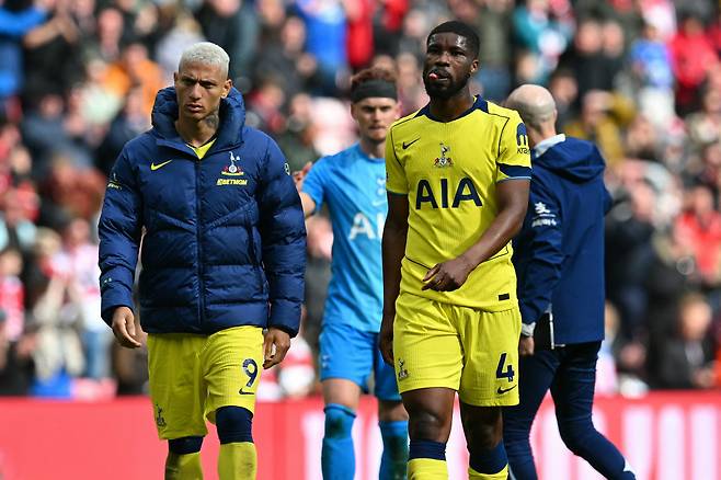 Tottenham Hotspur's Brazilian striker #09 Richarlison (L) and Tottenham Hotspur's Austrian defender #04 Kevin Danso react after the English Premier League football match between Sunderland and Tottenham Hotspur at The Stadium of Light in Sunderland in north east England on April 12, 2026. Sunderland won 1-0. 

<저작권자(c) 연합뉴스, 무단 전재-재배포, AI 학습 및 활용 금지>