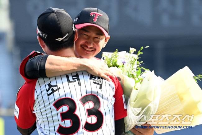 2022 KBO리그 롯데 자이언츠와 LG 트윈스의 경기가 3일 잠실야구장에서 열렸다. 오늘 은퇴식을 갖는 박용택이 주장 오지환에게 축하의 꽃다발을 받고 있다. 잠실=허상욱 기자wook@sportschosun.com/2022.07.03/