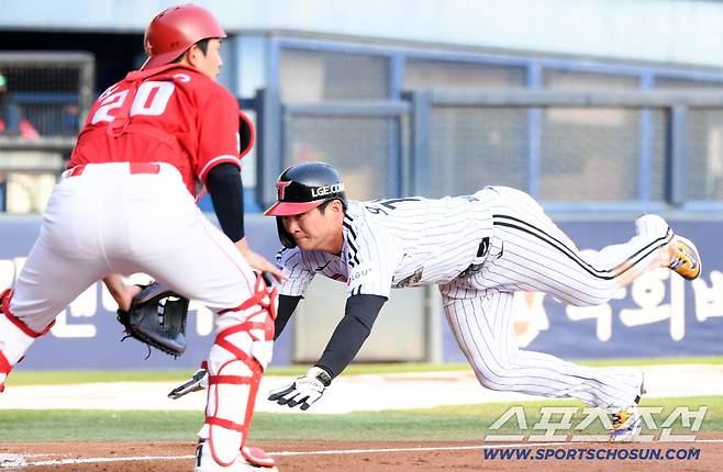 11일 잠실구장에서 열린 LG와 SSG의 경기. 2회말 1사 2,3루 LG 박동원 희생타 때 오지환이 홈을 파고들고 있다. 잠실=박재만 기자 pjm@sportschosun.com/2026.04.11/