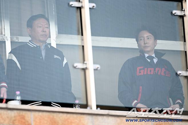 14일 잠실구장에서 열린 LG와 롯데의 경기. 신동빈 롯데그룹 회장과 박준혁 단장이 경기를 지켜보고 있다. 잠실=박재만 기자 pjm@sportschosun.com/2026.04.14/