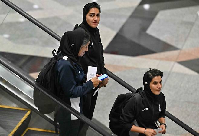Iranian women's football team captain Zahra Ghanbari (C) and other members of her team are seen at the Kuala Lumpur International Airport in Sepang on March 16, 2026, after staying in a hotel in the Malaysian capital while awaiting the next leg of their journey home. Three more members of the Iranian women's football team have left their asylum in Australia and decided to return home, Canberra said on March 15. (Photo by MOHD RASFAN / AFP)







<저작권자(c) 연합뉴스, 무단 전재-재배포, AI 학습 및 활용 금지>