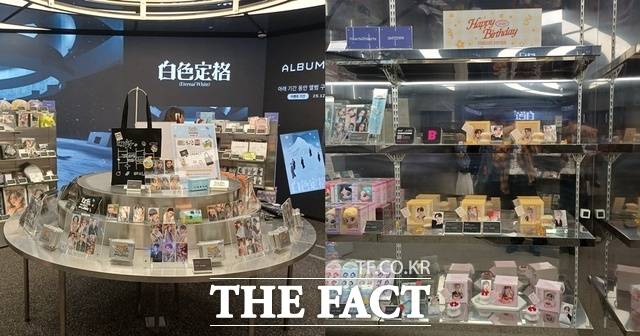 SM의 오프라인 몰 '광야'는 모든 소속 아티스트의 콘텐츠와 상품을 전시한다. 메인 존(왼쪽)은 최신 상품들을 배치한다. 특히 아티스트 생일에 맞춰 출시하는 한정판 상품(오른쪽)들로 특별함을 더하고 있다. /정병근기자