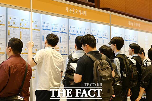 한국 남성 청년층 경제활동참가율이 장기적으로 뚜렷한 하락세가 나타나고 있다. 사진은 한 취업박람회에서 청년들이 채용공고를 확인하는 모습. /더팩트 DB