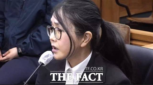 김건희 여사가 지난 13일 서울중앙지법 형사합의33부(이진관 부장판사) 심리로 열린 내란 중요임무 종사 혐의 사건 공판에서 증인신문을 하고 있다./서울중앙지방법원