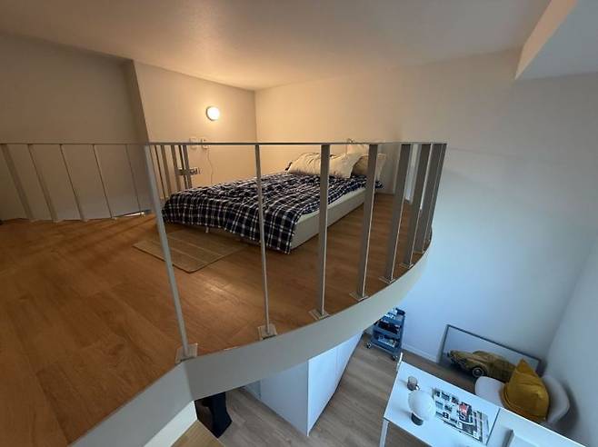 13일 찾은 마포구 상수동 에피소드 컨비니 홍대 전용면적 약 14㎡규모의 복층형 호실. 매트리스부터 침대, 옷장 등이 풀퍼니시드로 갖춰져 있다. 이지은 기자.